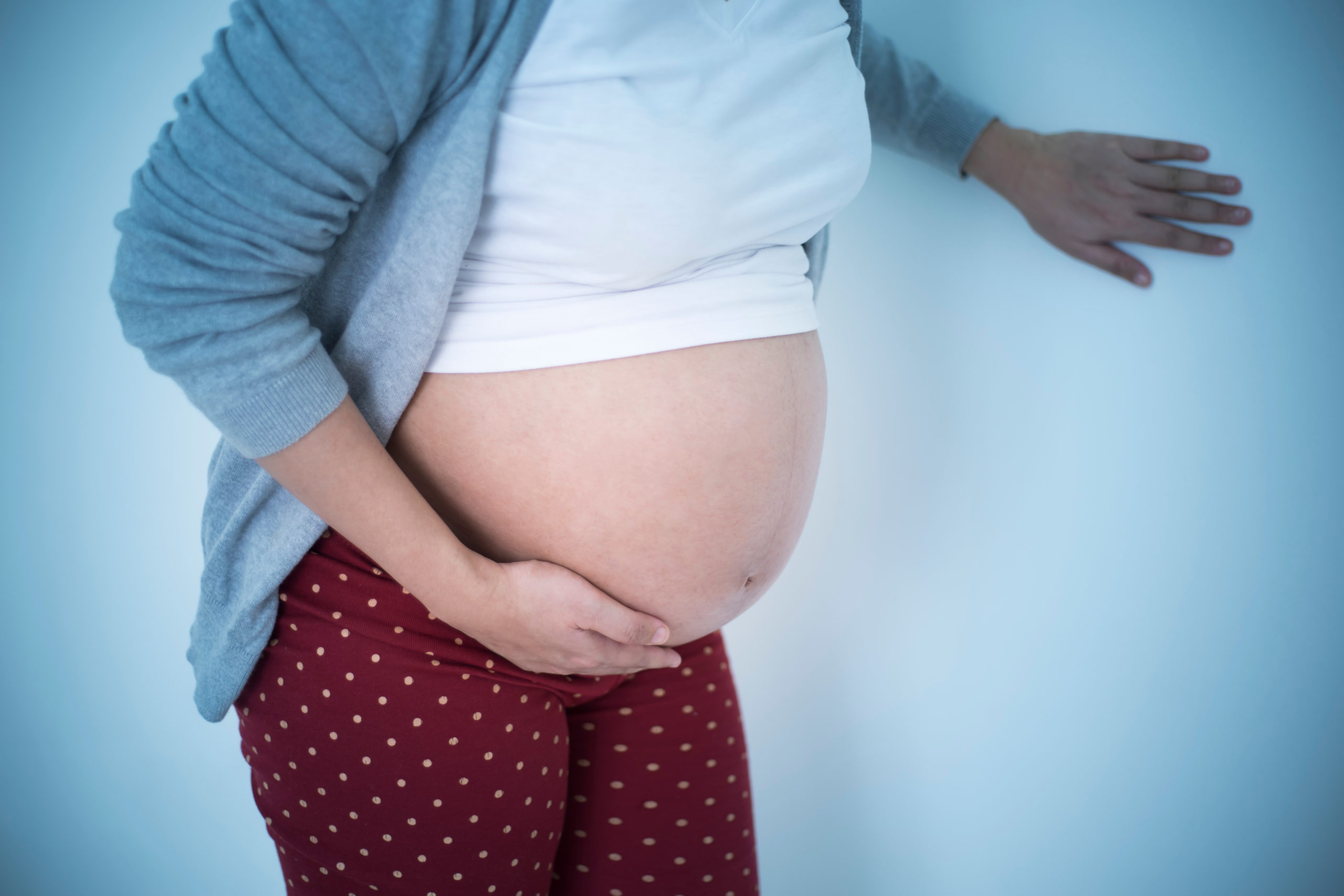33 недели беременности тянет низ. Беременность. У беременной болит живот. Живот беременной. Живот больных беременных.